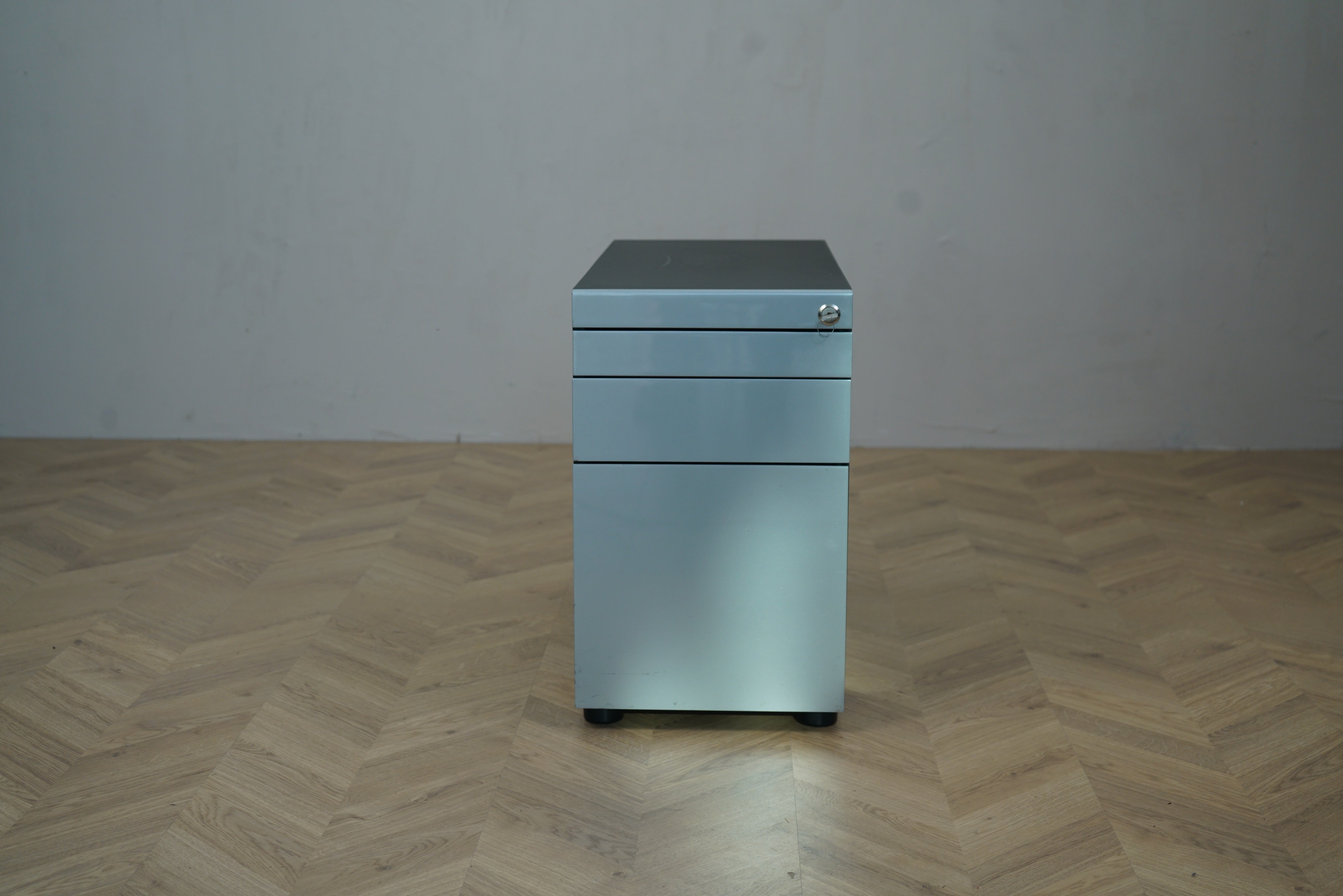 Paustian skuffekassette i antracitgrå med metallic front set forfra – 3 skuffer